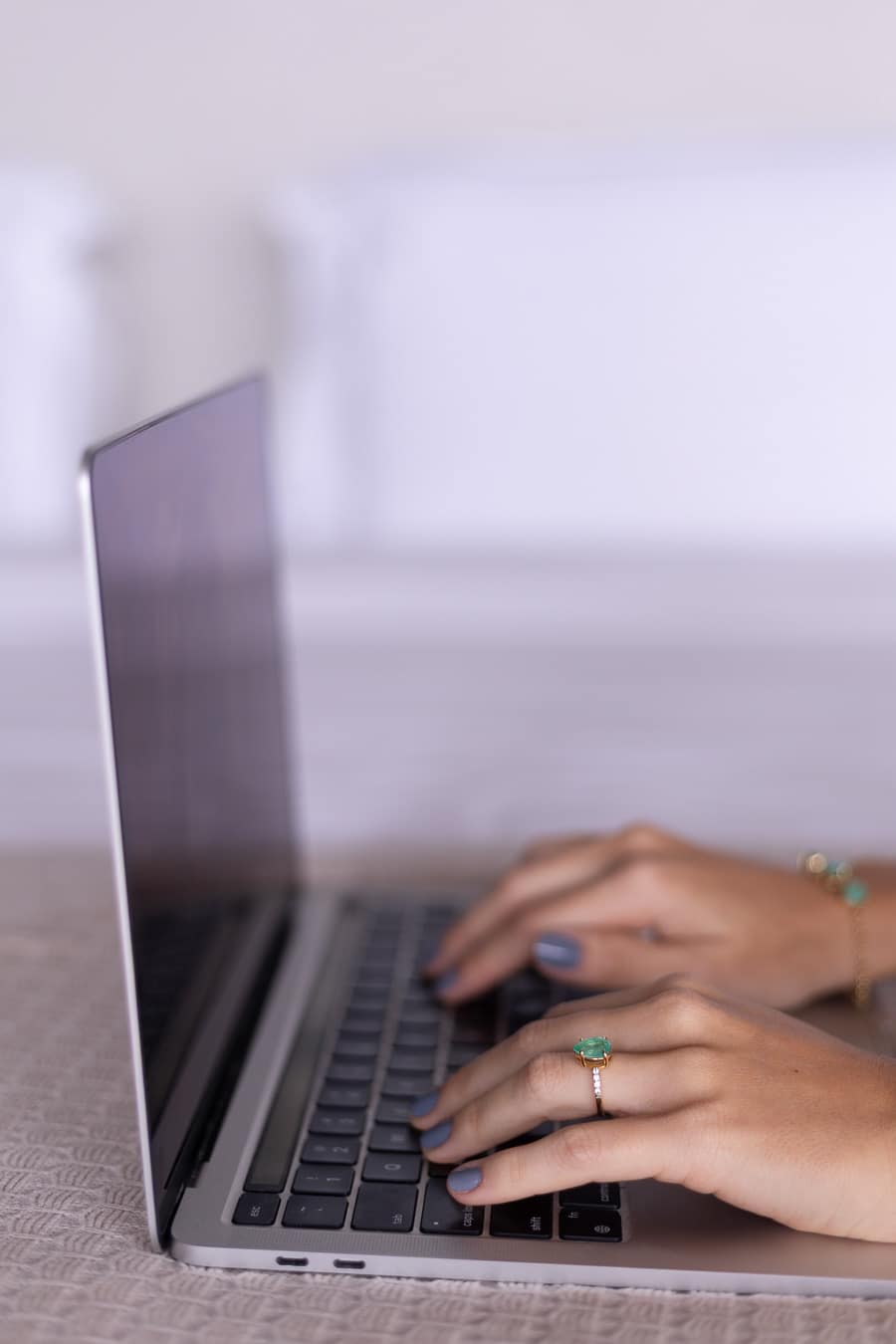 Maos digitando em um laptop, em detalhe